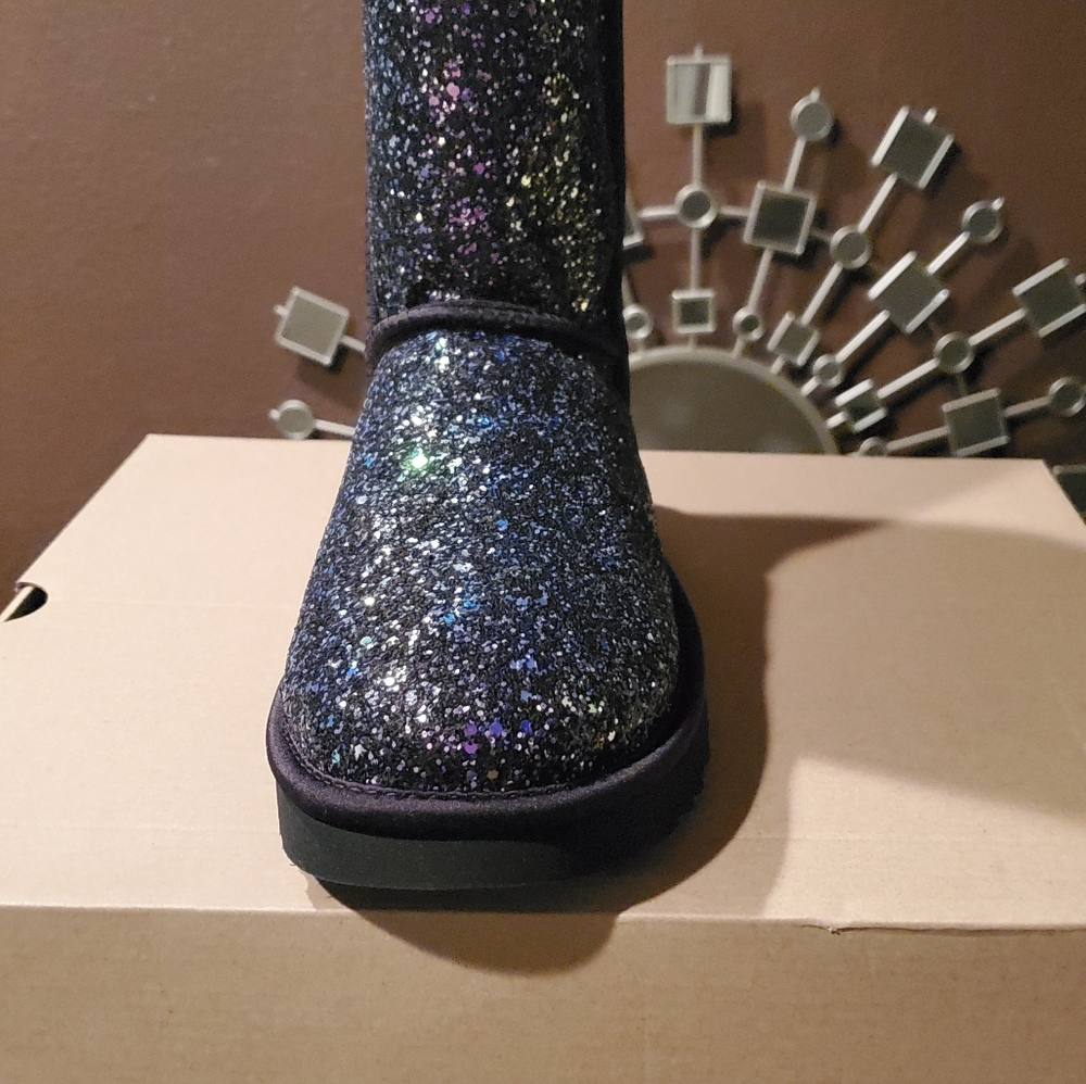 NWT Cosmos Ugg Boots Black